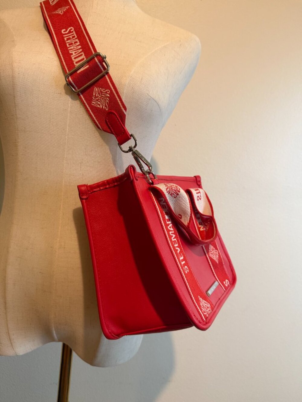 Steve Madden Red Crossbody Bag Webbed Guitar Logo Strap Like New - Picture 2 of 11